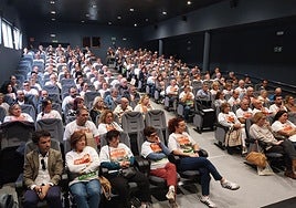 Más de 200 afectados por el PSIR se dieron cita en la asamblea en la Casa de Cultura de Colindres.