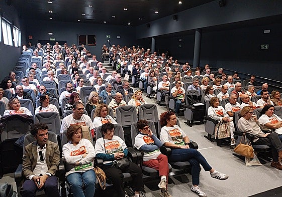 Más de 200 afectados por el PSIR se dieron cita en la asamblea en la Casa de Cultura de Colindres.