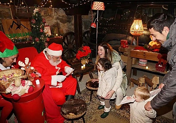 Papa Noel con los más pequeños en la localidad de Espinama.
