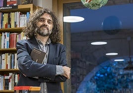 Alberto Santamaría, en la librería Gil, durante la presentación de su poemario 'De las cosas pálidas'.