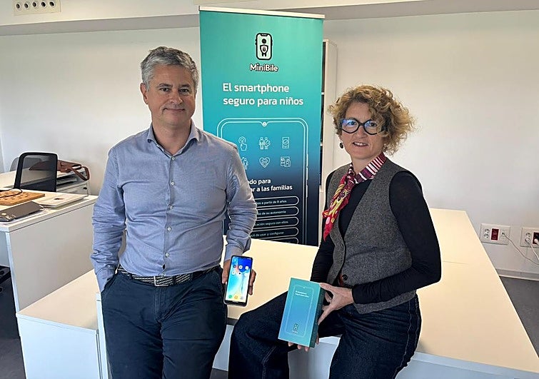 Juan Fernández y Stephanie Leger en el edificio Rada de Santa Cruz de Bezana, donde ocupan un puesto en el vivero de empresas.