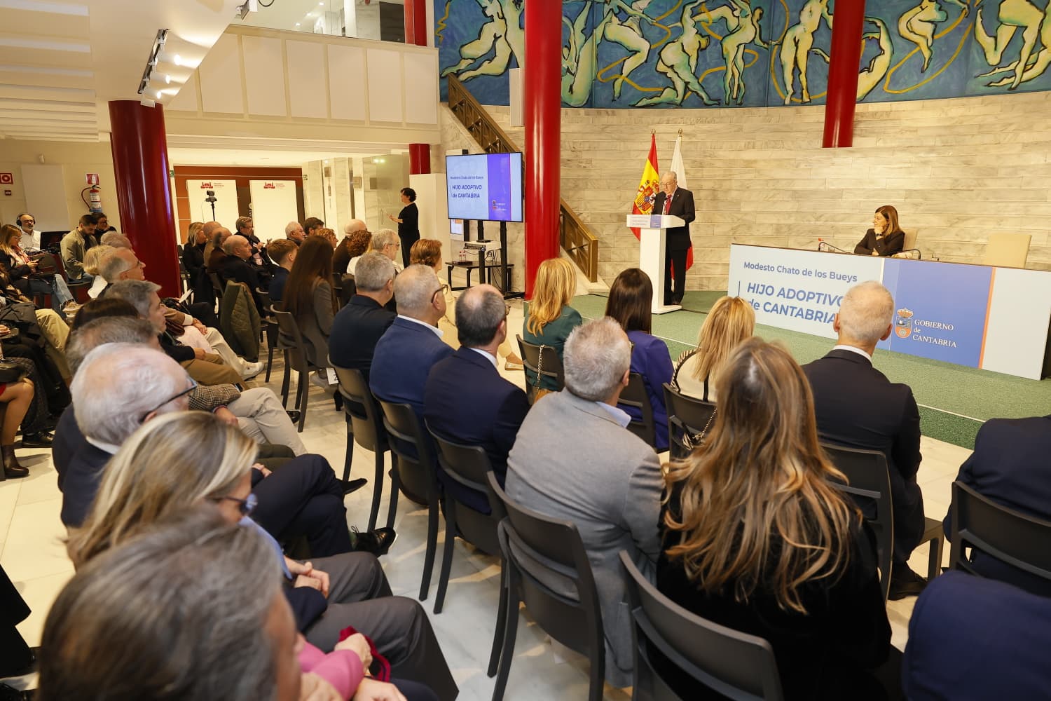 Modesto Chato, en un momento de su discurso, en el que ha revindicado el valor de Unate. «Quiero ayudar a que los proyectos de Unate se realicen. Esa va a ser mi tarea. Esa siempre ha sido mi tarea», ha dicho en la sala María Blanchard del Palacio de Festivales de Cantabria. 
