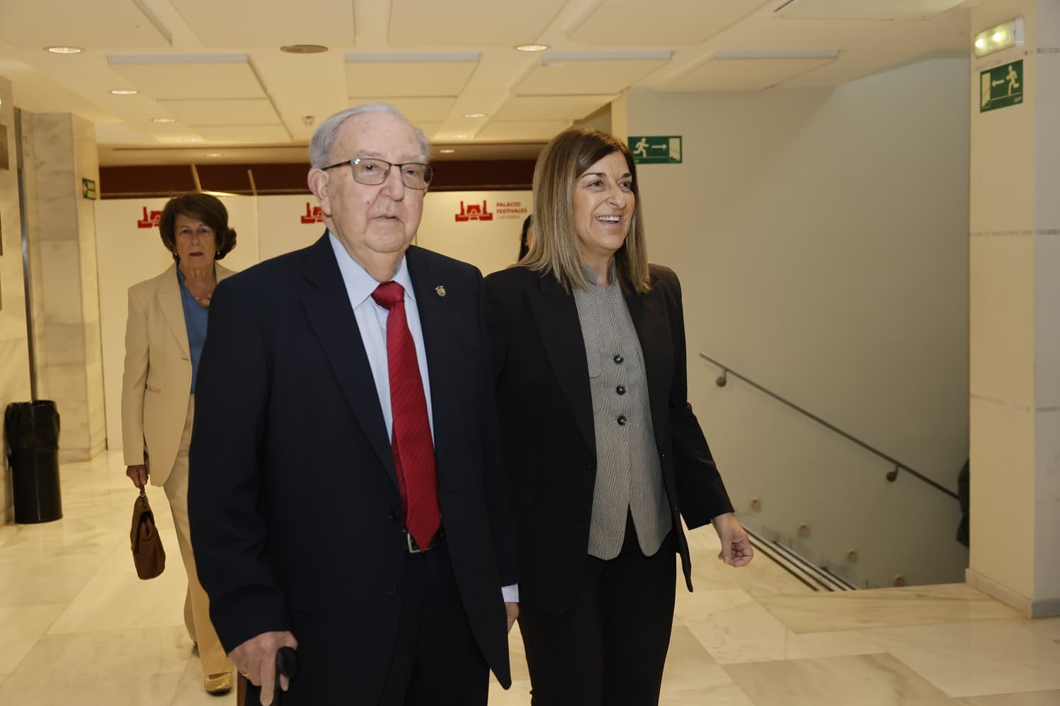 Modesto Chato, a su llegada a la sala María Blanchard acompañado por la presidenta, María José Sáenz de Buruaga. 