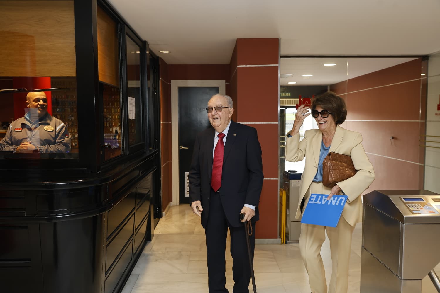 Modesto Chato junto a su mujer, Pilar Carral. a su llegada al Palacio de Festivales.