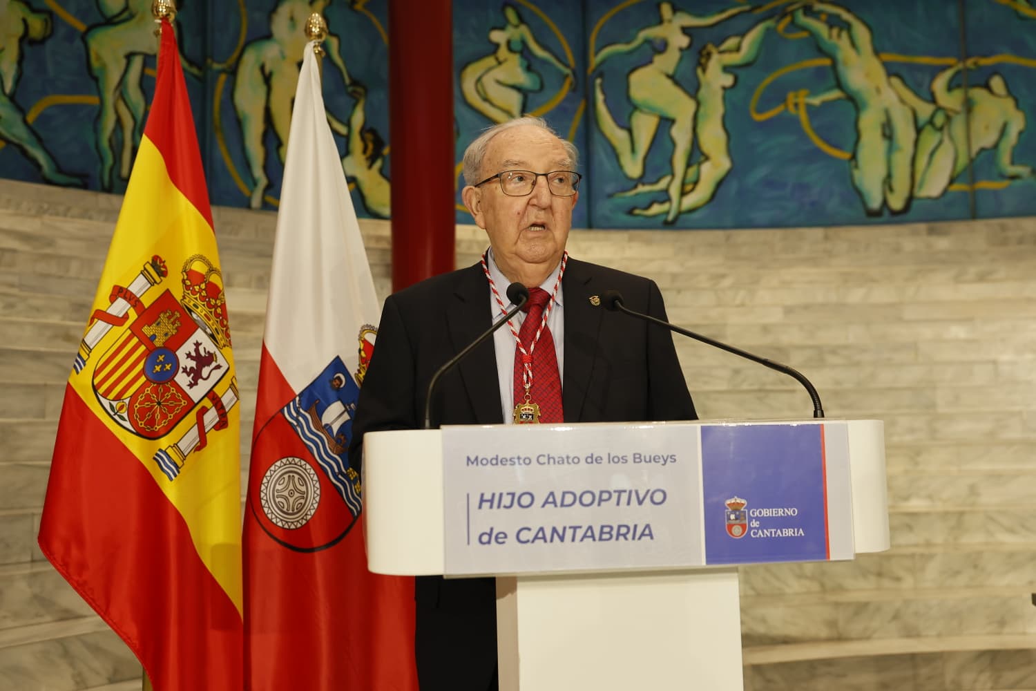 Modesto Chato, recién nombrado Hijo Adoptivo de Cantabria, luce ya el medallón con el escudo de la autonomía labrado y un cordón blanquirrojo.