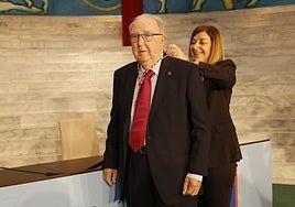 La presidenta de Cantabria entrega el reconocimiento a Chato de los Bueys.