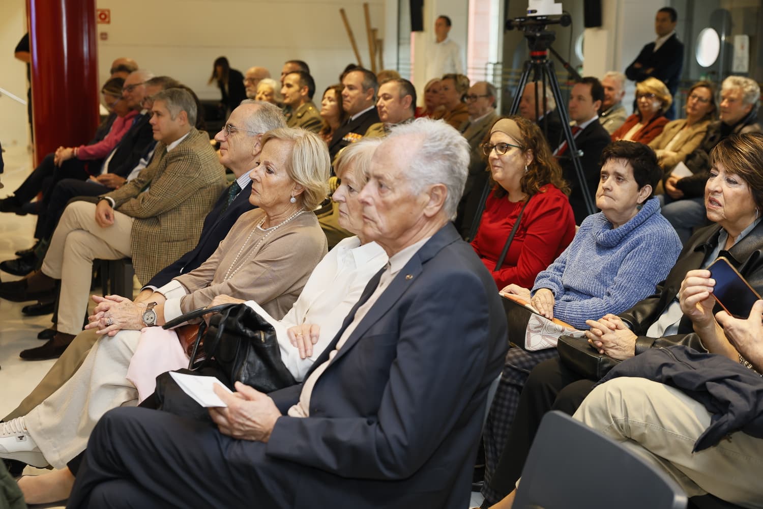 Familia, amigos y autoridades han acompañado a Modesto Chato en la ceremonia en la que se le ha nombrado Hijo Adoptivo de Cantabria. 