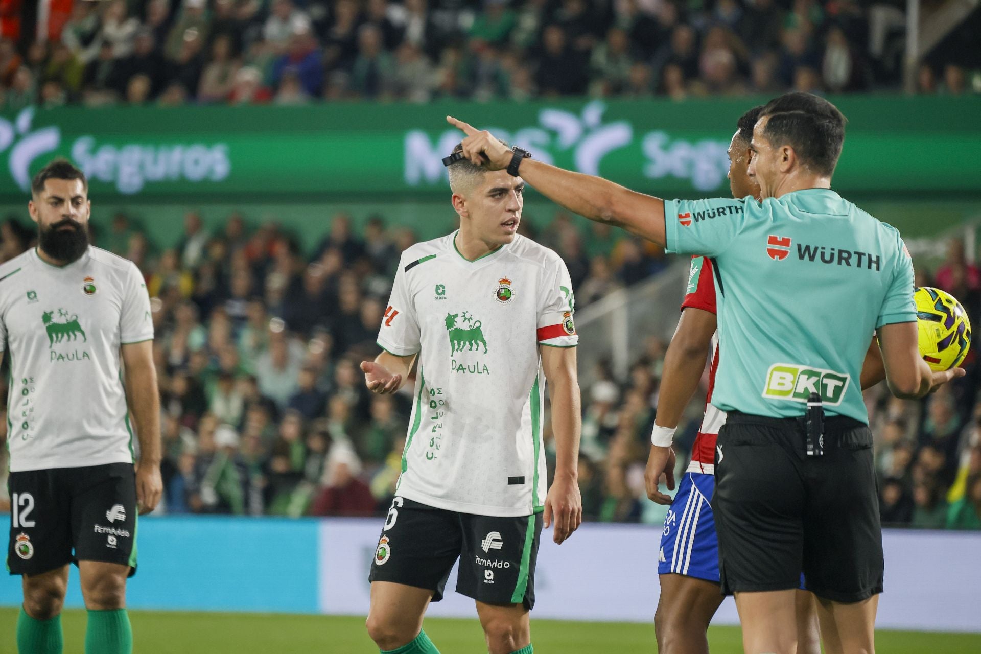 Íñigo Sainz-Maza fue titular y lució el brazalete de capitán 