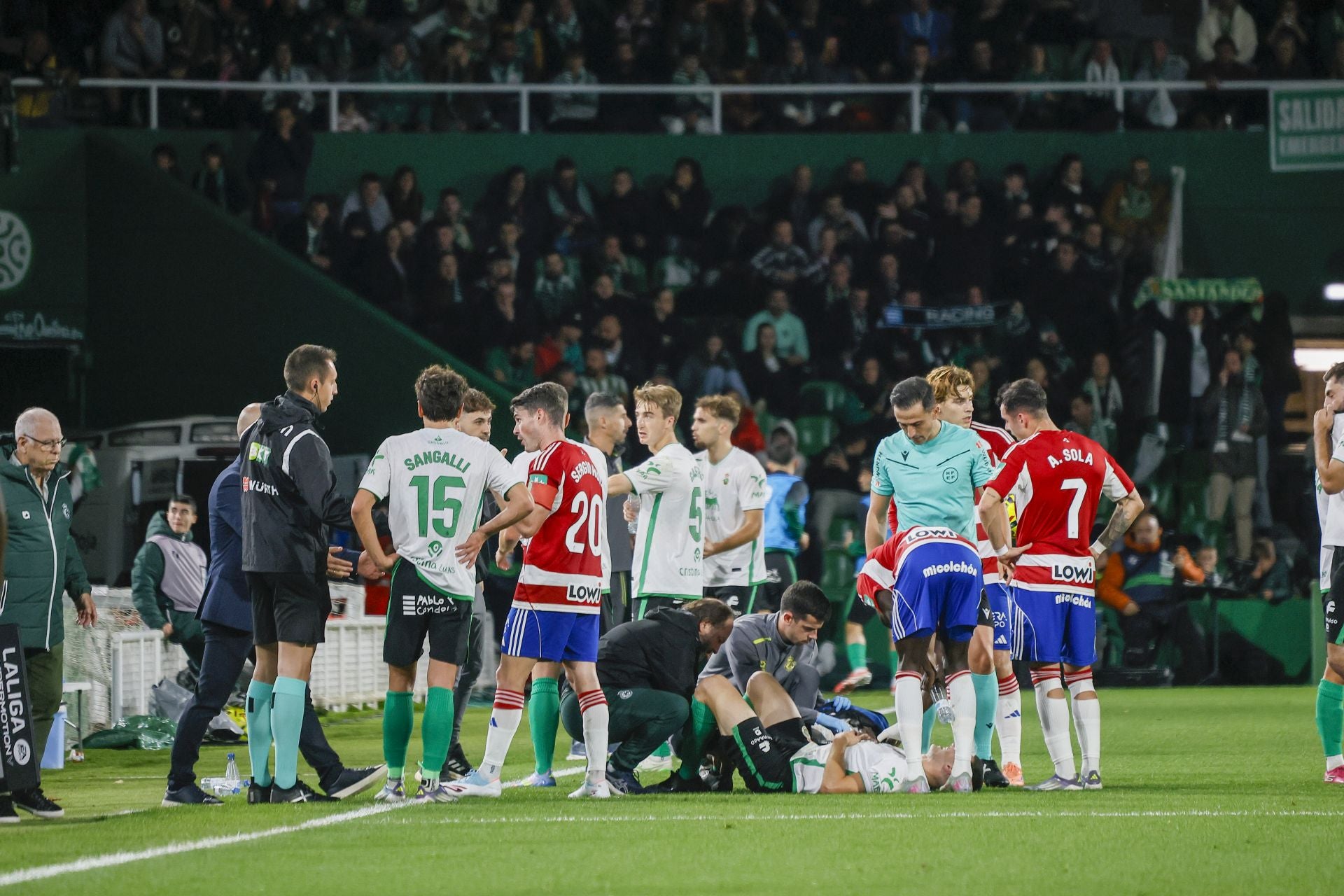 Los servicios médicos atienden a Mantilla en el césped