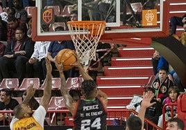 Jassel Pérez, a punto de lanzar a canasta en el Trueba.