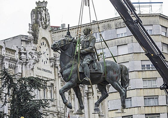 La última estatua ecuestre: el 18 de diciembre de 2008, el Ayuntamiento de Santander retiró la última estatua ecuestre que quedaba de Francisco Franco en la península.