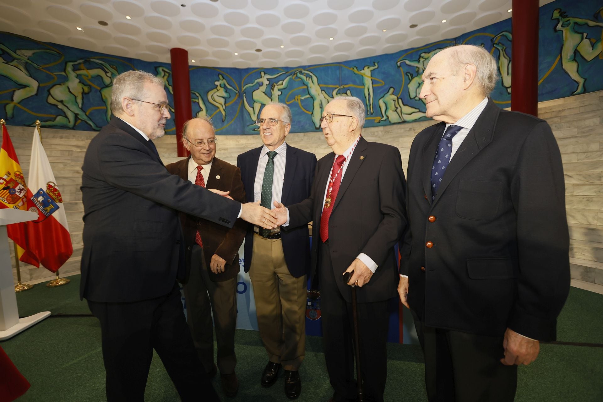 Modesto Chato saluda a Ángel Pazos en presencia, entre otros, de Eduardo Zúñiga y  Antonio de los Bueis.