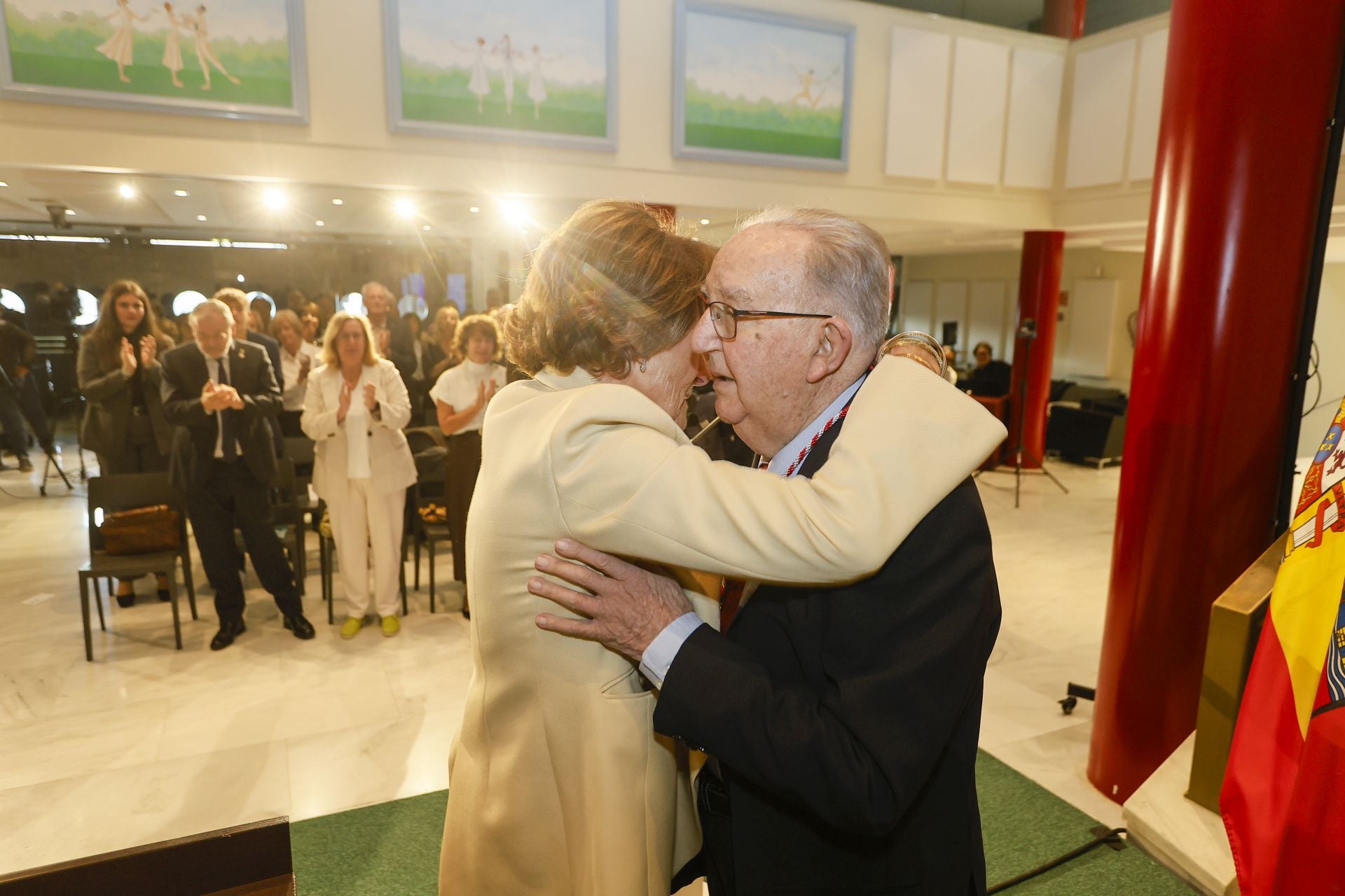 Pilar Carral, la mujer de Modesto Chato, se funde en un abrazo con él nada más terminar el acto. 