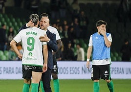 José Alberto abraza a Juan Carlos Arana tras el final del encuentro.