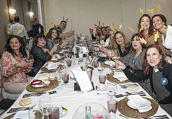 Celebración de un grupo depersonas en un restaurante en una cenade Navidad.
