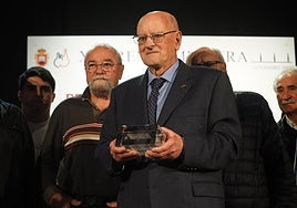Benito Fernández recibe el premio Muslera en la Sala Bretón.