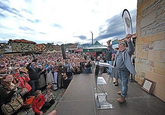 El actor Jorge Sanz posa en el escenario tras ser nombrado Alubiero Mayor