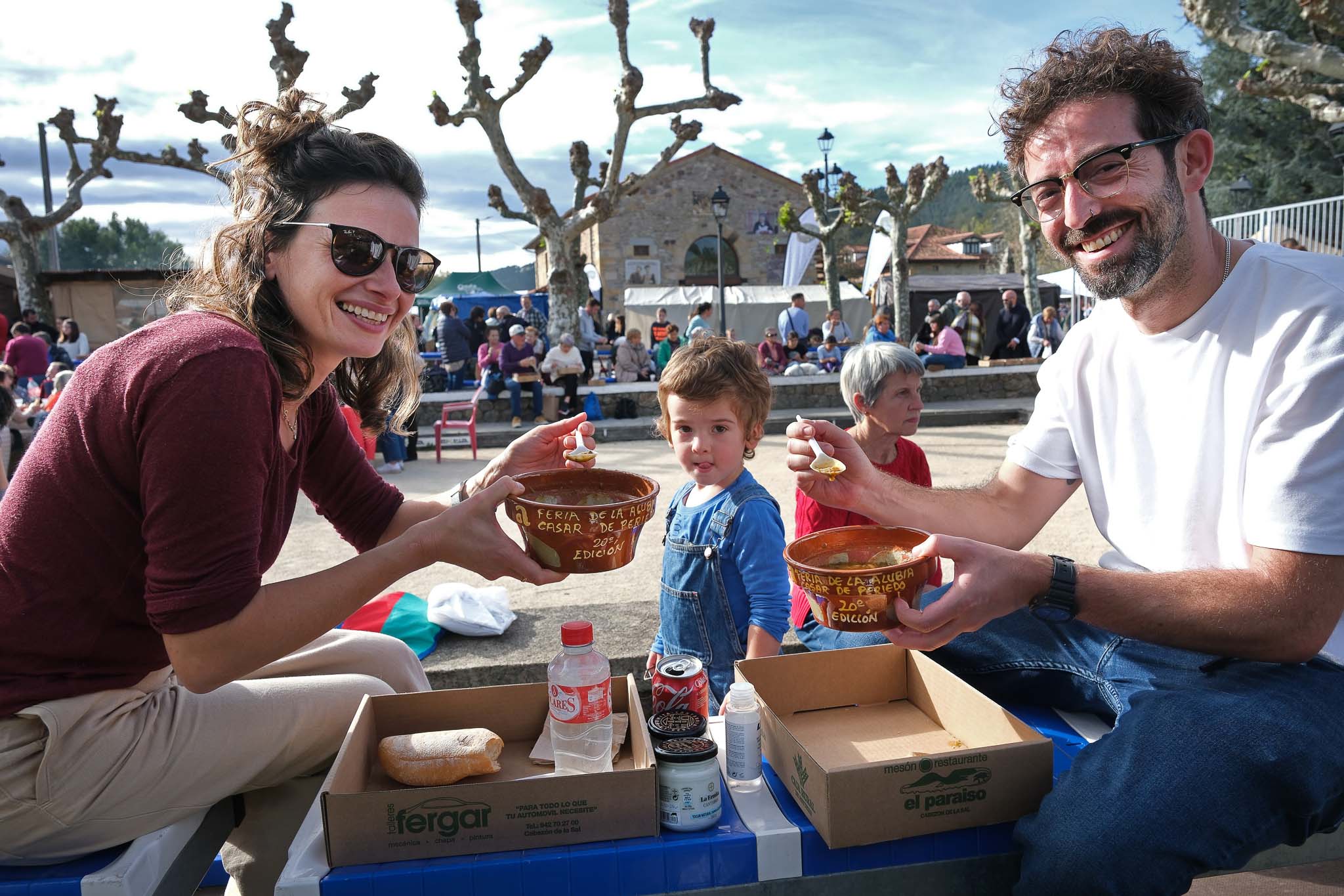 Una familia disfruta del tradicional cocido en la Feria de la Alubia. 