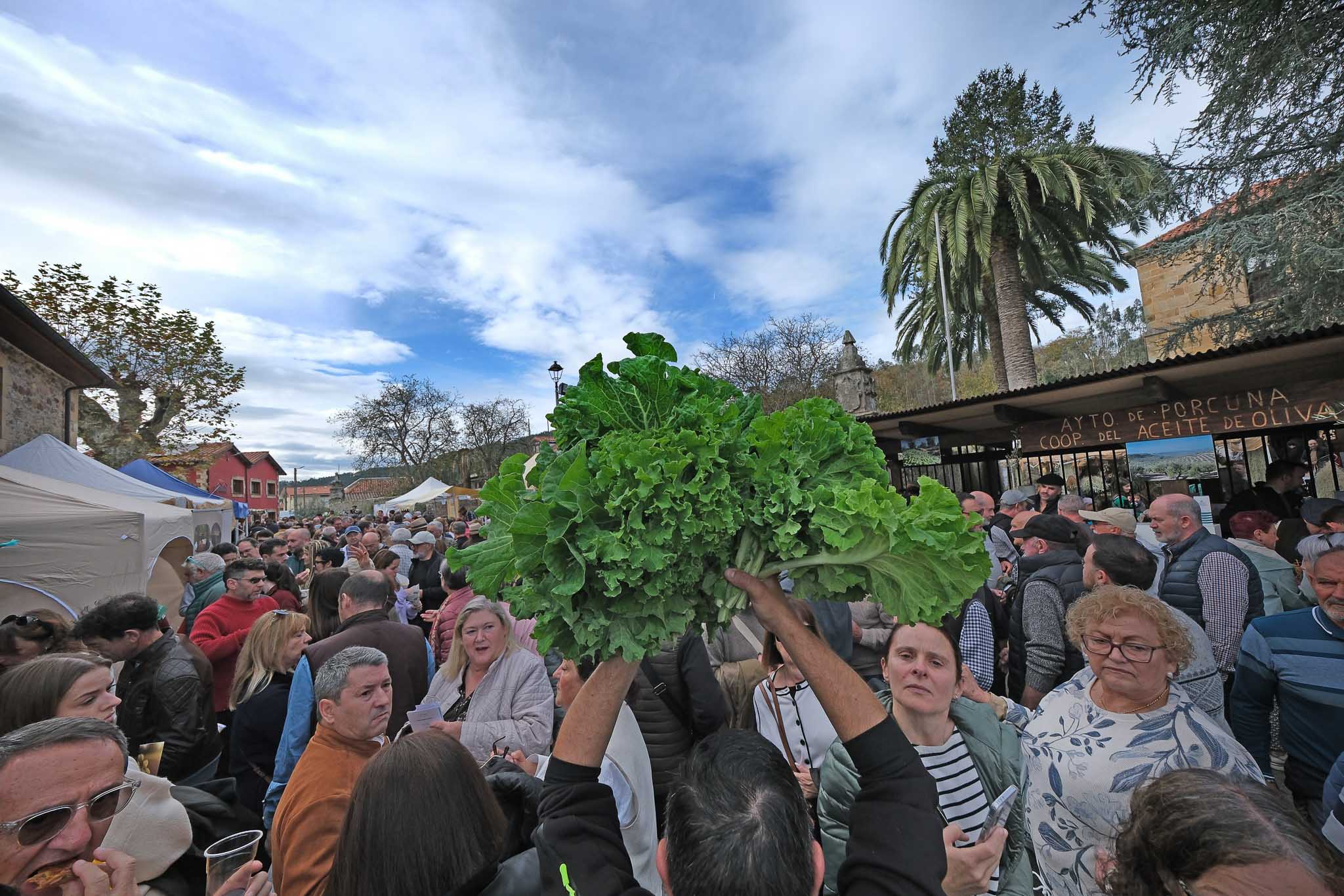 El público mira la berza de Casar de Periedo.