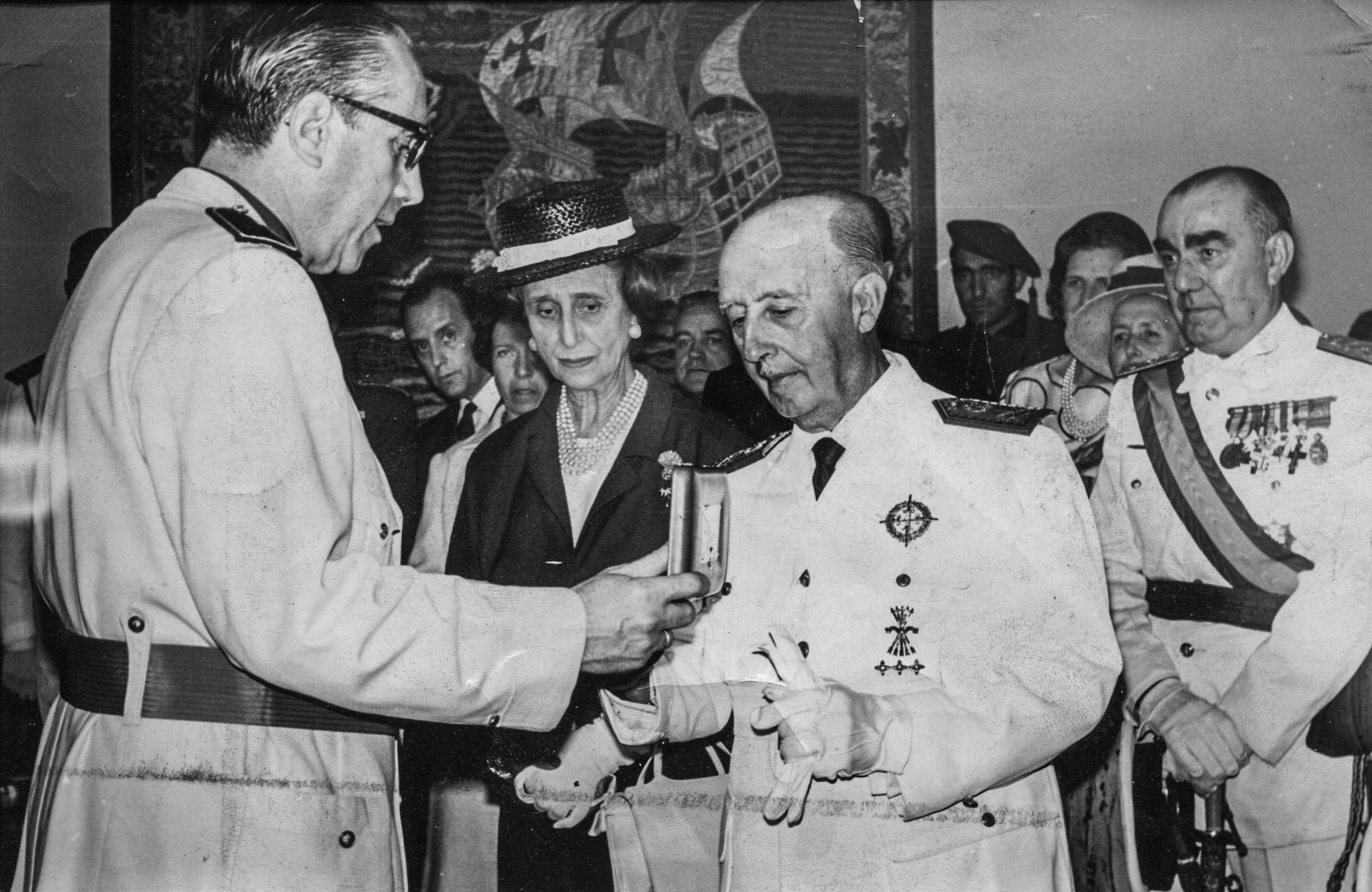 Franco recibe la Llave de Oro de Santander. 
