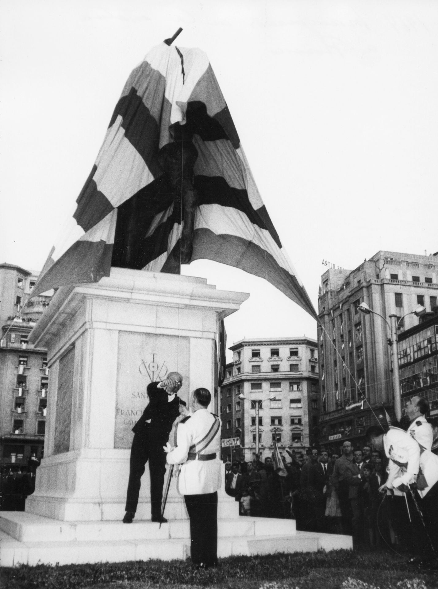 Inauguración de la estatua. 