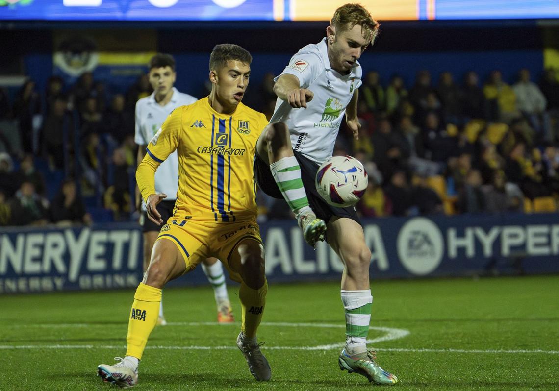 Peque controla el balón en el campo del Alcorcón en la jornada 14 hace dos años