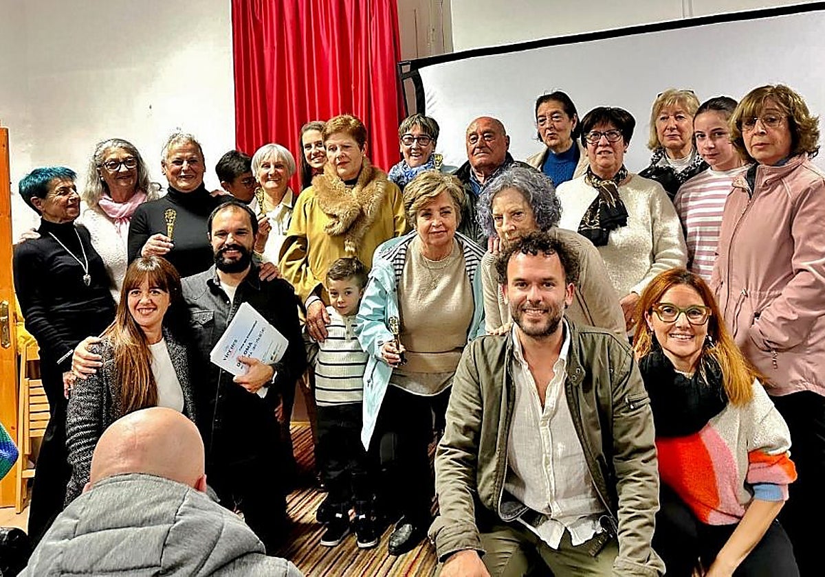 Las protagonistas con los directores y productores de los dos cortos.