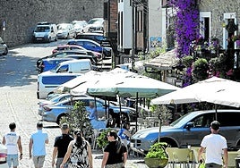 Aparcamiento en la entrada de Santillana del Mar.