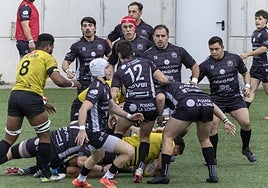 Cormorán y Getxo, en una fase del encuentro en San Román.