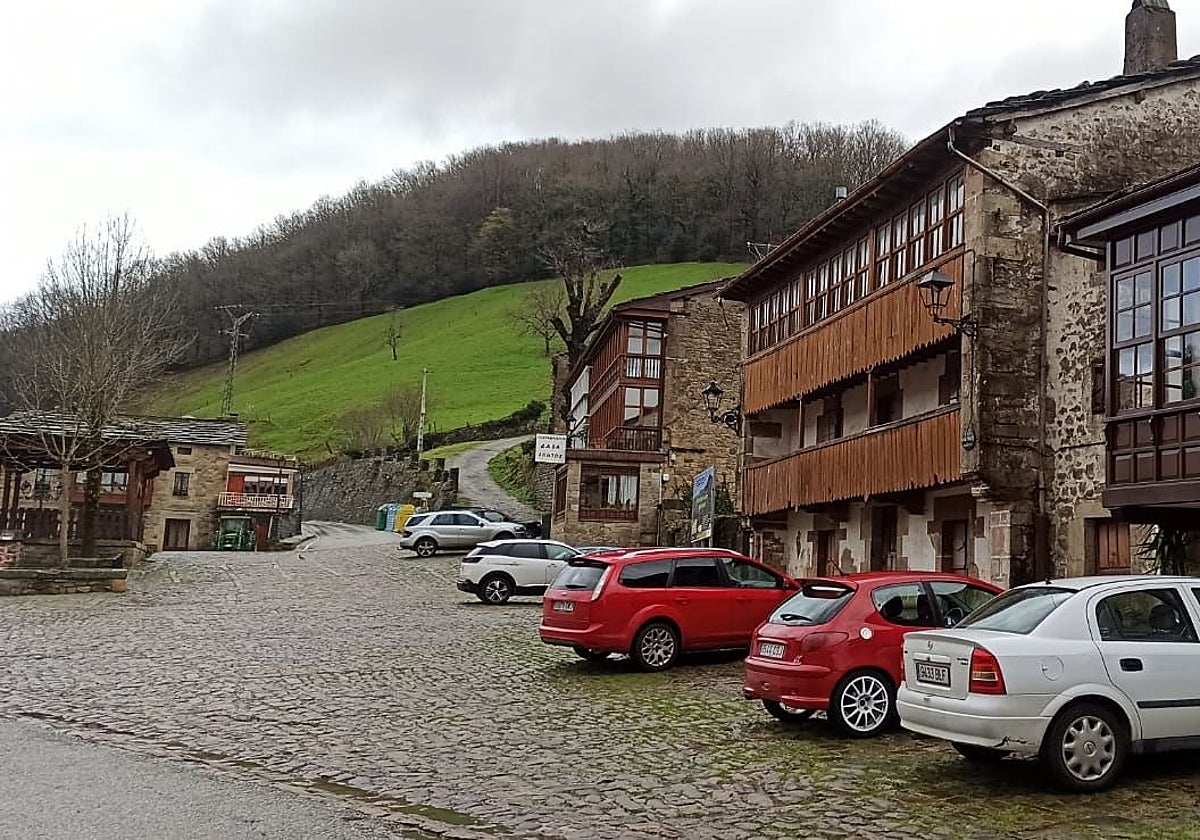 La casa Madrazo en medio de la fila de construcciones con su balconada.