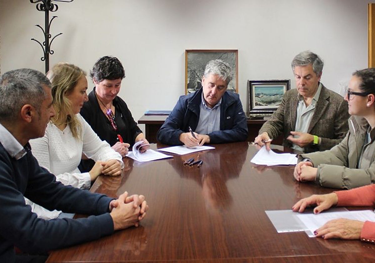 Firma del convenio entre Ayuntamiento y centros de atención.