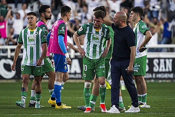 José Alberto consuela a Íñigo Vicente en El Plantío tras la derrota ante el Burgos en la 23-24.
