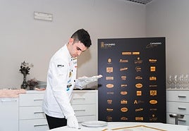 Diego de Obeso preparando el montaje de una mesa durante el concurso.