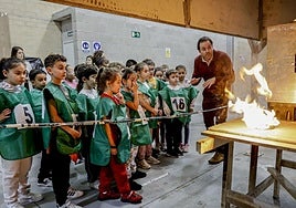 El investigador Daniel Alvear explicar cómo funcionan los incendios en el clúster del fuego, en Torrelavega.