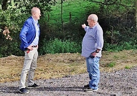 José Antonio Cobo con Benito Aguado visitando el área de instalación de los nuevos cierres en monte público.