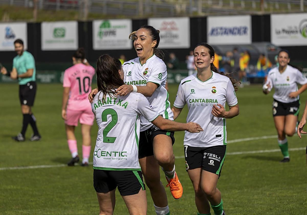 Arantxa y Xesca festejan un tanto verdiblanco en esta temporada.