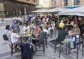Las terrazas de la Plaza de Cañadío, en Santander, llenas.