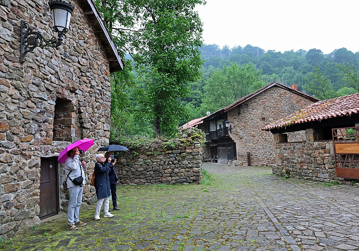 Turistas en una de las típicas calles del pueblo de Bárcena Mayor.