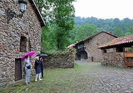 Turistas en una de las típicas calles del pueblo de Bárcena Mayor.