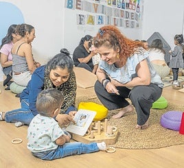 Uno de los espacios de apoyo para familias con riesgo de pobreza y exclusión social puesto en marcha por CaixaProinfancia.