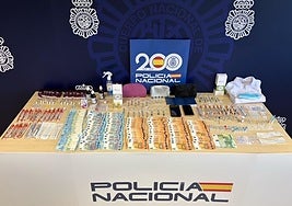 Dinero y material intervenido durante el registro al piso turístico.