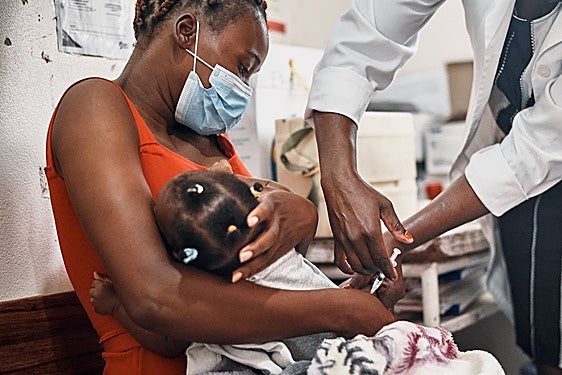 Vacunación de una niña beneficiaria de la Alianza para la Vacunación Infantil.