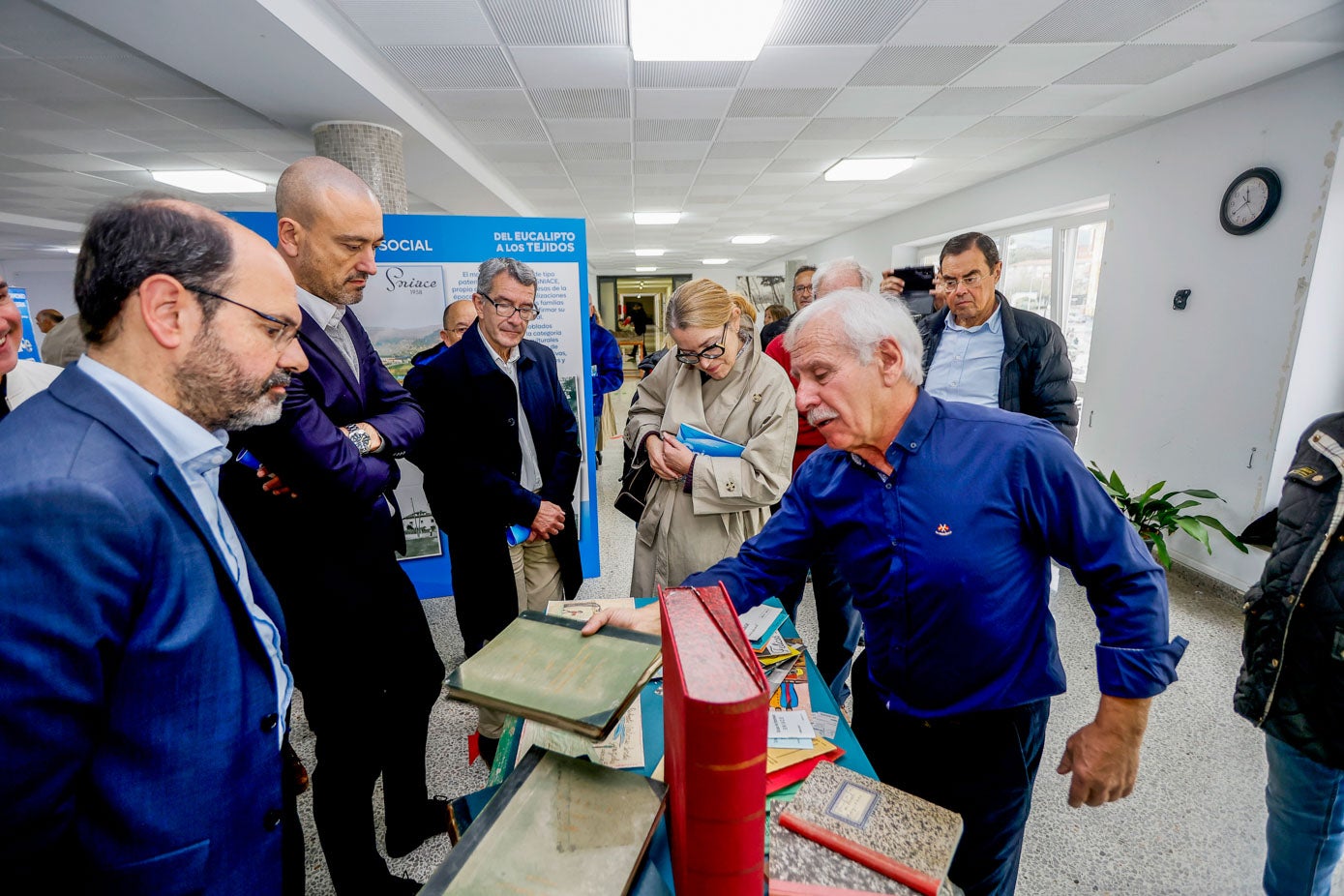El presidente de la Red de Patrimonio Industrial de Cantabria, Víctor Moreno (derecha), muestra algunos de los materiales y documentos custodiados de la fábrica, junto a las autoridades. 