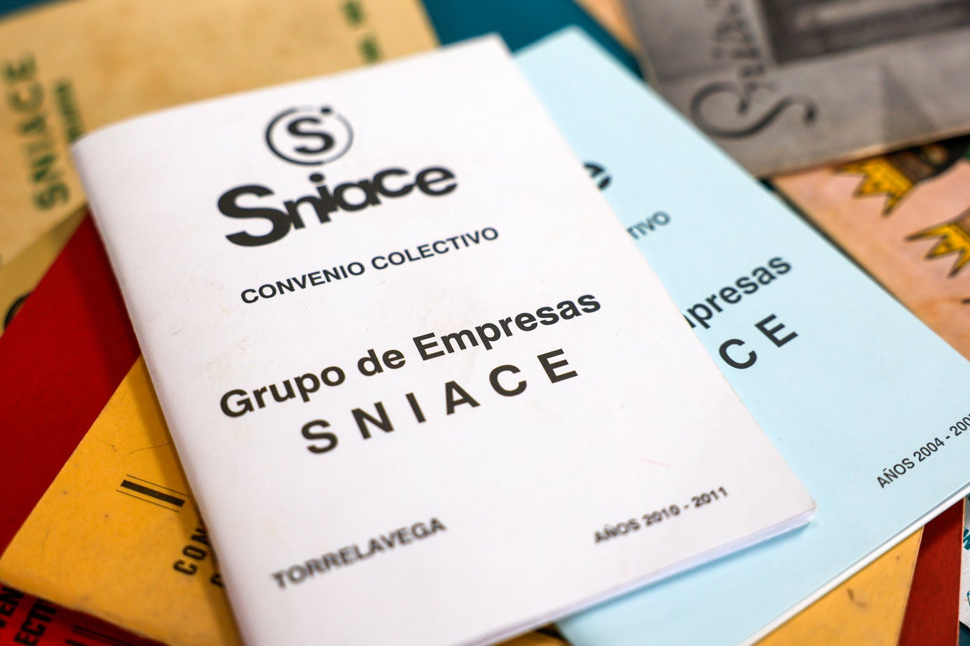 Un ejemplar del convenio colectivo de la fábrica.