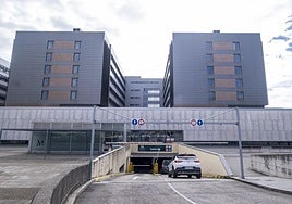 Fachada del Hospital de Valdecilla, en Santander.