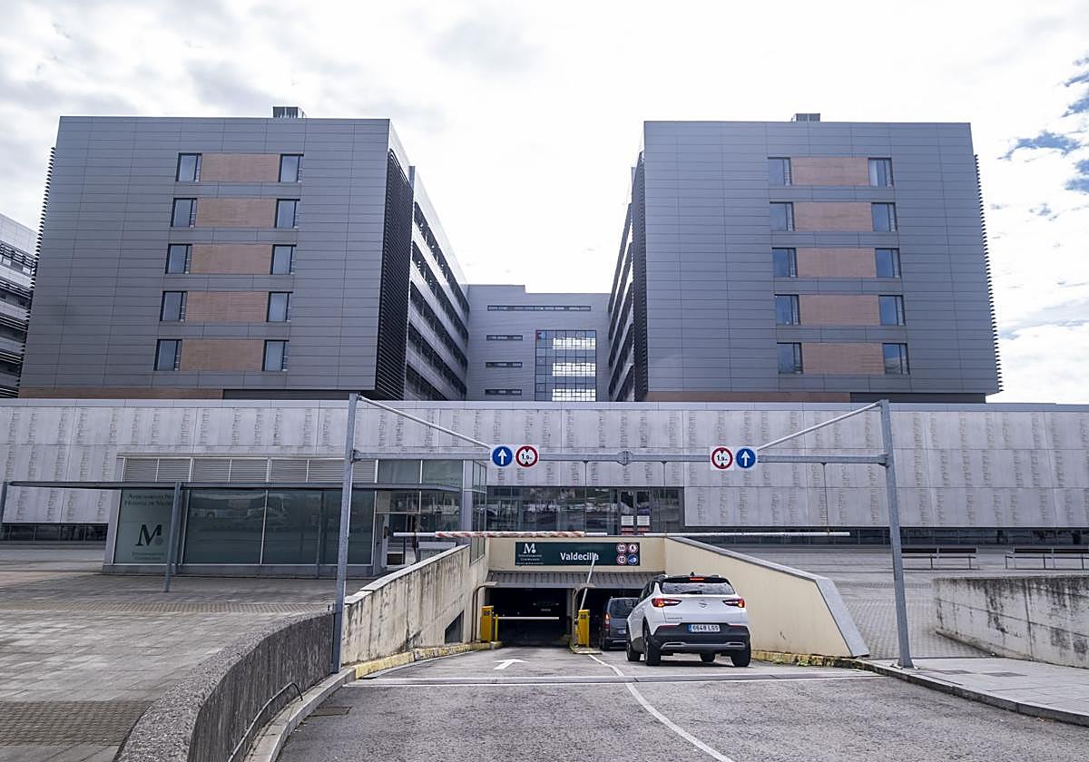 Fachada del Hospital de Valdecilla, en Santander.