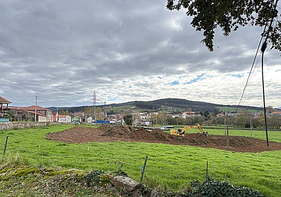 Las palas trabajando en la CA-233 en Renedo de Piélagos.