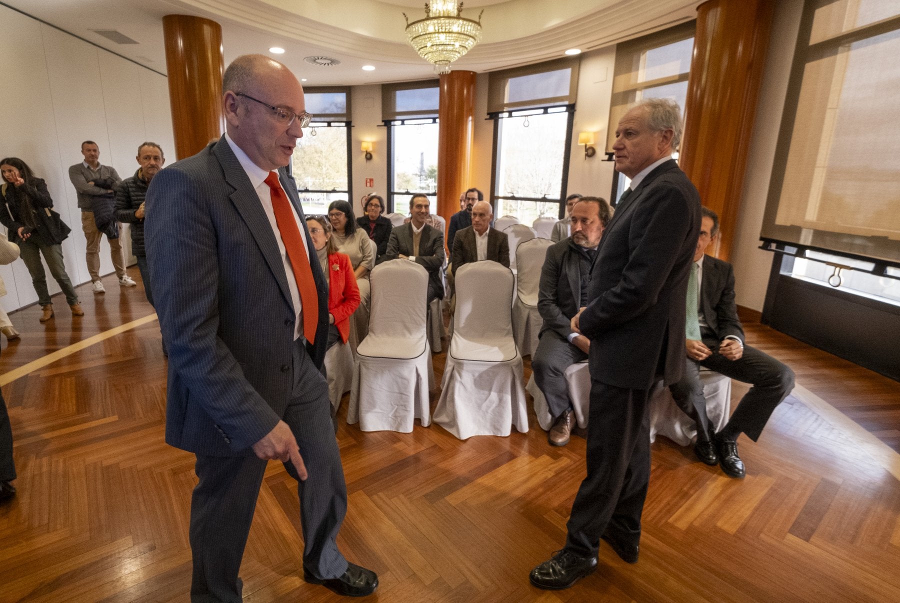 El presidente de la entidad, Agustín Valcarce, y el consejero Arasti.