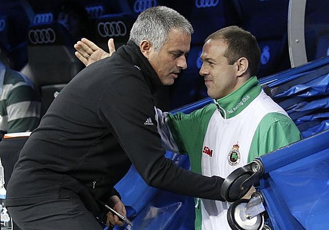 Juanjo González saluda al técnico madridista José Mourinho en un partido disputado en el Santiago Bernabeú en la temporada 2011-2012.