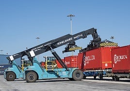 Movimiento de contenedores en el Puerto de Santander.